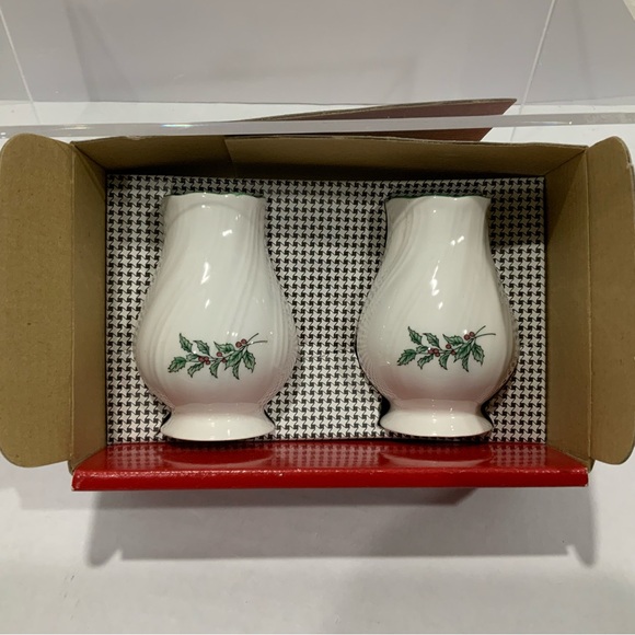 Vintage Nikko Christmas Salt & Pepper Shakers - Holly Leaves and Berries Design - Picture 6 of 7
